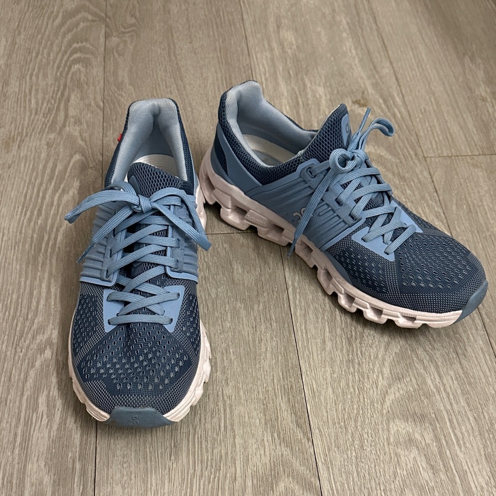 LIKE NEW Women’s On Clouds Size 8